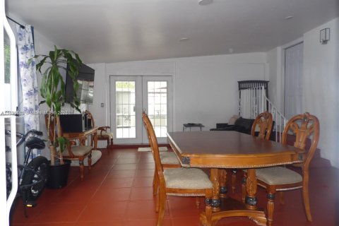 House in Hialeah, Florida 5 bedrooms, 180.79 sq.m. № 1807553 - photo 13