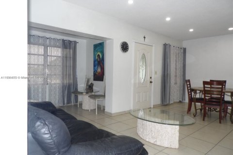 House in Hialeah, Florida 5 bedrooms, 180.79 sq.m. № 1807553 - photo 5