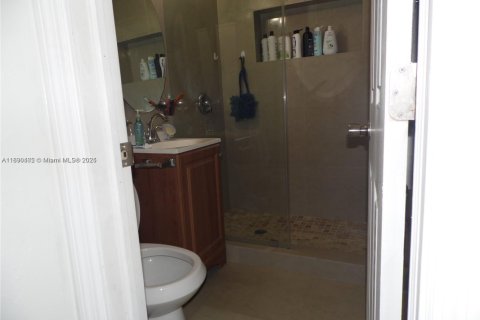 House in Hialeah, Florida 5 bedrooms, 180.79 sq.m. № 1807553 - photo 8