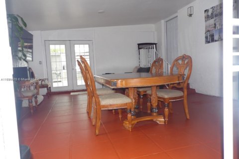 House in Hialeah, Florida 5 bedrooms, 180.79 sq.m. № 1807553 - photo 14