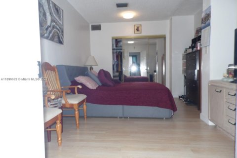 House in Hialeah, Florida 5 bedrooms, 180.79 sq.m. № 1807553 - photo 10
