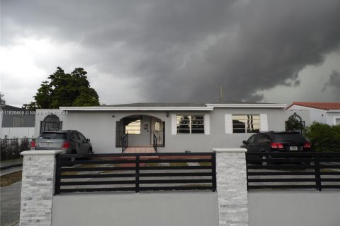 House in Hialeah, Florida 5 bedrooms, 180.79 sq.m. № 1807553 - photo 1