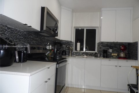 House in Hialeah, Florida 5 bedrooms, 180.79 sq.m. № 1807553 - photo 3