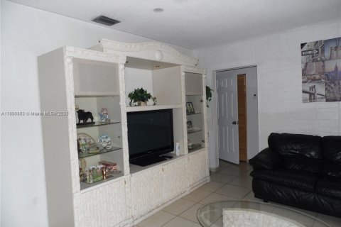 House in Hialeah, Florida 5 bedrooms, 180.79 sq.m. № 1807553 - photo 4
