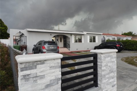 House in Hialeah, Florida 5 bedrooms, 180.79 sq.m. № 1807553 - photo 2