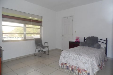 House in Hialeah, Florida 5 bedrooms, 180.79 sq.m. № 1807553 - photo 11