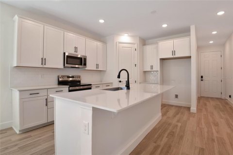 House in Tavares, Florida 4 bedrooms, 177.44 sq.m. № 1436699 - photo 3