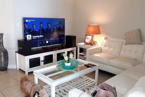 Adosado en venta en Hialeah, Florida, 3 dormitorios, 153.29 m2 № 2000877 - foto 10