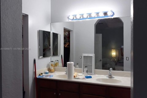 Adosado en venta en Hialeah, Florida, 3 dormitorios, 153.29 m2 № 2000877 - foto 15