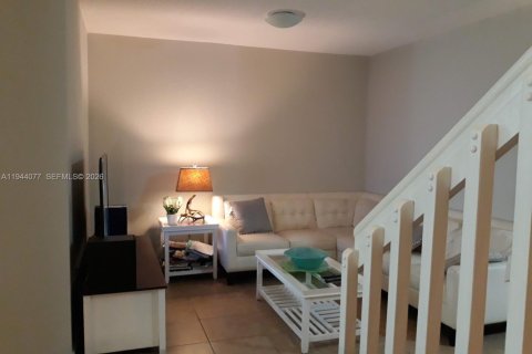 Adosado en venta en Hialeah, Florida, 3 dormitorios, 153.29 m2 № 2000877 - foto 18