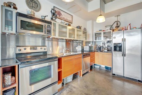Condo in Miami, Florida, 1 bedroom  № 1762544 - photo 10