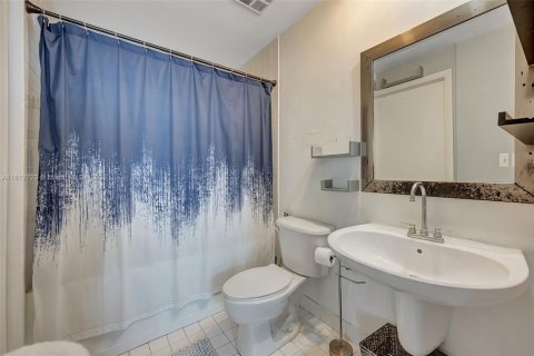 Condo in Miami, Florida, 1 bedroom  № 1762544 - photo 13