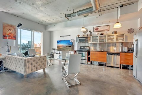 Condo in Miami, Florida, 1 bedroom  № 1762544 - photo 1