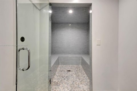 Condo in Miami, Florida, 1 bedroom  № 1762544 - photo 21