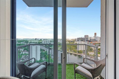 Condo in Miami, Florida, 1 bedroom  № 1762544 - photo 3