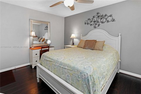 House in Hollywood, Florida 2 bedrooms, 132.57 sq.m. № 2001642 - photo 16