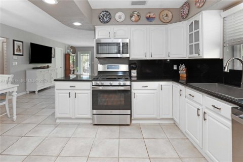 House in Hollywood, Florida 2 bedrooms, 132.57 sq.m. № 2001642 - photo 9