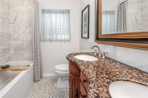 House in Hollywood, Florida 2 bedrooms, 132.57 sq.m. № 2001642 - photo 5