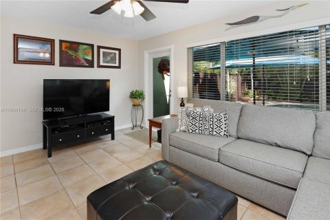 House in Hollywood, Florida 2 bedrooms, 132.57 sq.m. № 2001642 - photo 14