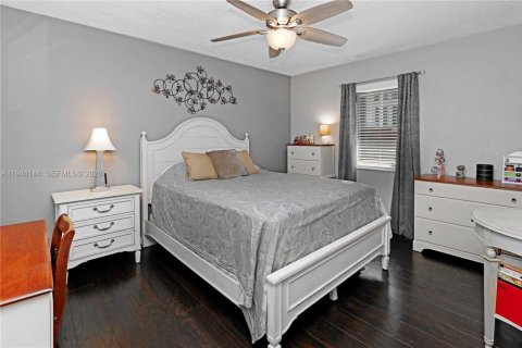 House in Hollywood, Florida 2 bedrooms, 132.57 sq.m. № 2001642 - photo 17