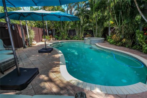 House in Hollywood, Florida 2 bedrooms, 132.57 sq.m. № 2001642 - photo 24