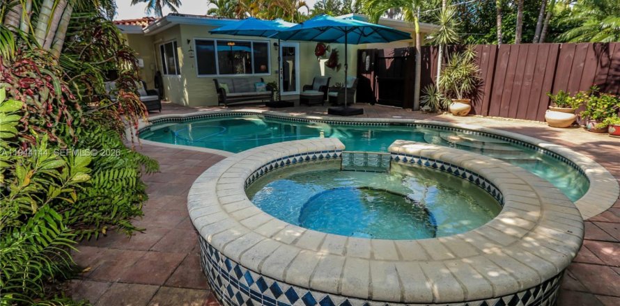 House in Hollywood, Florida 2 bedrooms, 132.57 sq.m. № 2001642