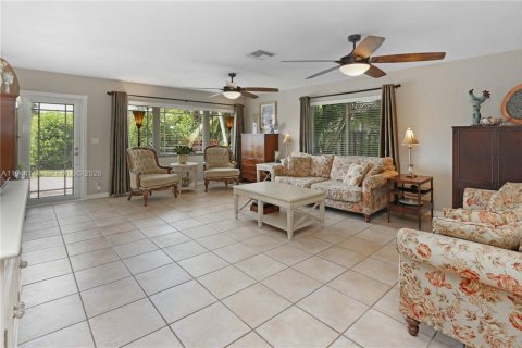 House in Hollywood, Florida 2 bedrooms, 132.57 sq.m. № 2001642 - photo 13