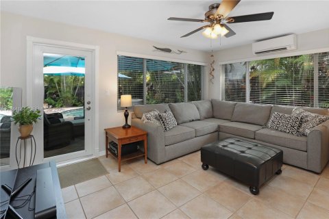 House in Hollywood, Florida 2 bedrooms, 132.57 sq.m. № 2001642 - photo 3