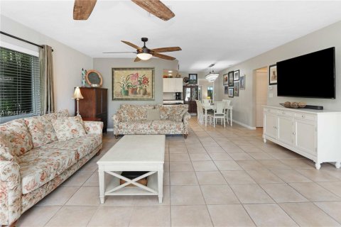 House in Hollywood, Florida 2 bedrooms, 132.57 sq.m. № 2001642 - photo 11