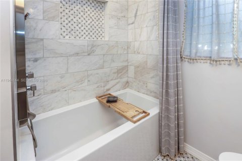 House in Hollywood, Florida 2 bedrooms, 132.57 sq.m. № 2001642 - photo 6