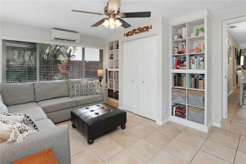 House in Hollywood, Florida 2 bedrooms, 132.57 sq.m. № 2001642 - photo 15