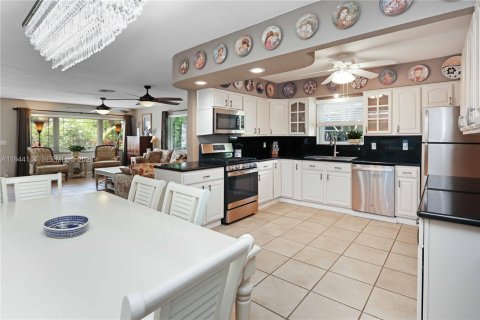 House in Hollywood, Florida 2 bedrooms, 132.57 sq.m. № 2001642 - photo 7