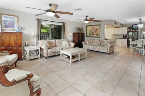 House in Hollywood, Florida 2 bedrooms, 132.57 sq.m. № 2001642 - photo 12