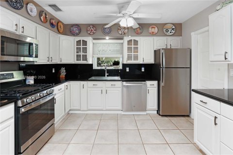 House in Hollywood, Florida 2 bedrooms, 132.57 sq.m. № 2001642 - photo 2