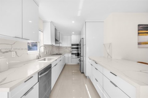 Купить виллу или дом в Уилтон-Мэнорс, Флорида 3 спальни, 140.65м2, № 2153199 - фото 8