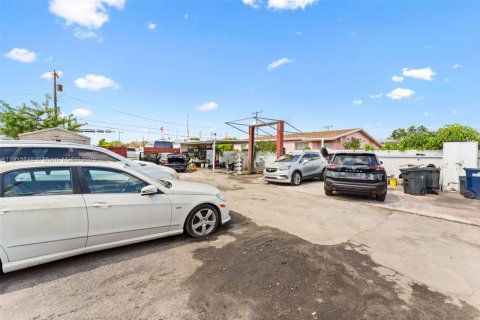 Commercial property in Hialeah, Florida № 1971780 - photo 10