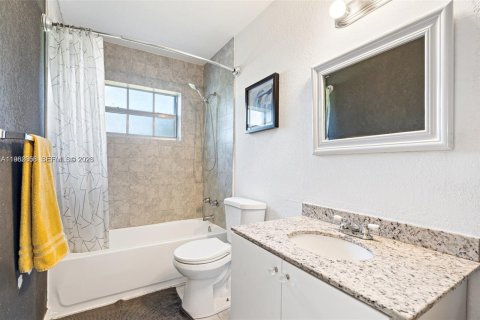Casa en venta en Miami Gardens, Florida, 2 dormitorios, 82.22 m2 № 2029413 - foto 7