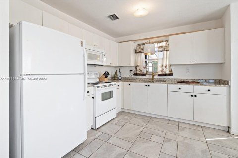 Casa en venta en Miami Gardens, Florida, 2 dormitorios, 82.22 m2 № 2029413 - foto 10