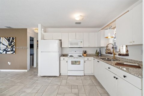 Casa en venta en Miami Gardens, Florida, 2 dormitorios, 82.22 m2 № 2029413 - foto 9