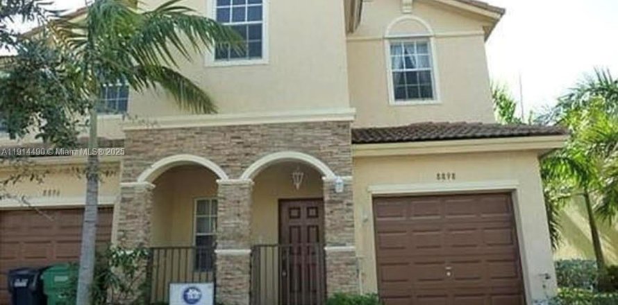 Townhouse in Cutler Bay, Florida 4 bedrooms, 159.05 sq.m. № 1969746