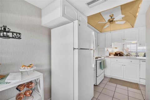 Condo in Saint Petersburg, Florida, 2 bedrooms № 2217240 - photo 12