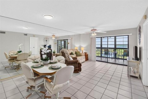 Condo in Saint Petersburg, Florida, 2 bedrooms № 2217240 - photo 16