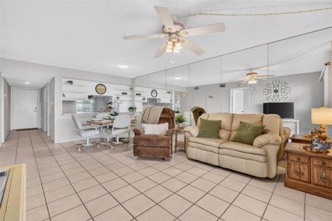 Condo in Saint Petersburg, Florida, 2 bedrooms № 2217240 - photo 18