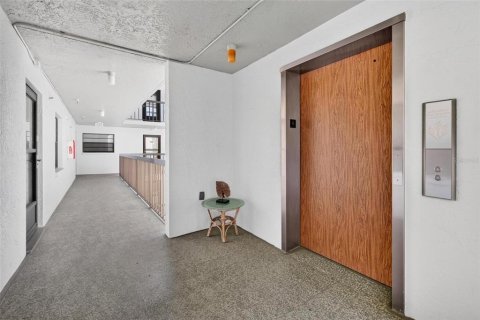 Condo in Saint Petersburg, Florida, 2 bedrooms № 2217240 - photo 7