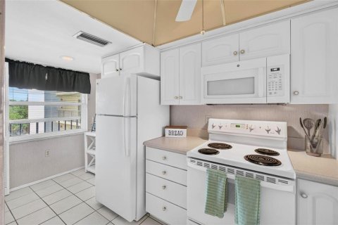 Condo in Saint Petersburg, Florida, 2 bedrooms № 2217240 - photo 11