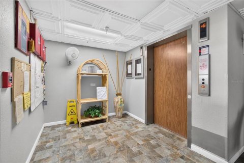 Condo in Saint Petersburg, Florida, 2 bedrooms № 2217240 - photo 6
