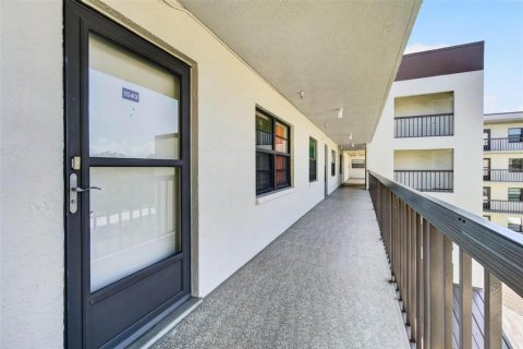 Condo in Saint Petersburg, Florida, 2 bedrooms № 2217240 - photo 8