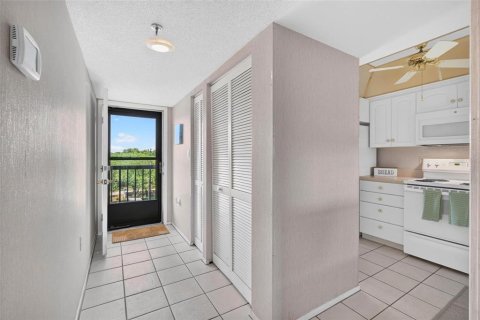 Condo in Saint Petersburg, Florida, 2 bedrooms № 2217240 - photo 10