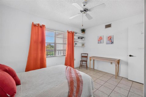 Condo in Saint Petersburg, Florida, 2 bedrooms № 2217240 - photo 28