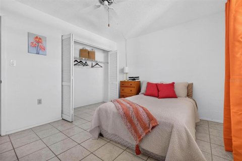 Condo in Saint Petersburg, Florida, 2 bedrooms № 2217240 - photo 27